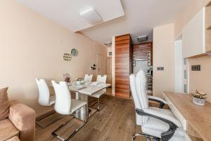 La Dolce Vita -Massage Shower Stay with AC, Balcony near the City Park