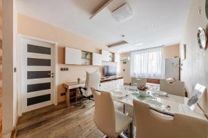 La Dolce Vita -Massage Shower Stay with AC, Balcony near the City Park