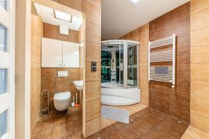 La Dolce Vita -Massage Shower Stay with AC, Balcony near the City Park
