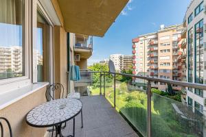 La Dolce Vita -Massage Shower Stay with AC, Balcony near the City Park