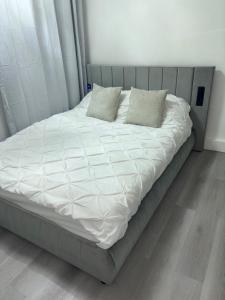 Newly Refurbished - Stylish - Modern - And Cosy Flat - King Size Bed with Built In Speakers - Bedside Lamp - And USB Ports - Sofa Bed - In Islington North London