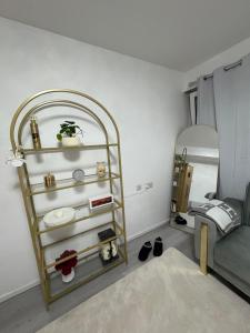 Newly Refurbished - Stylish - Modern - And Cosy Flat - King Size Bed with Built In Speakers - Bedside Lamp - And USB Ports - Sofa Bed - In Islington North London