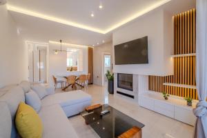 Azure7 Seaside - Luxury Apartment in Varkiza