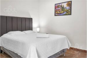 Cozy Bedroom in a coffee farmn in Coatepeque Lake