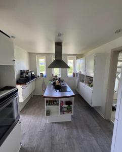 The Sunflower - Huge 240m2 7-bedroom house for 16 people - Free parking - 15 beds, 2 kitchen & 3 bathrooms