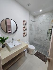 Family Friendly Modern 2BR 2BA Steps to Beach