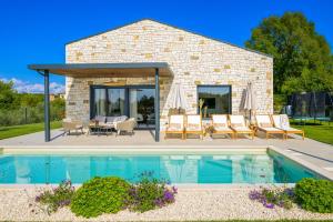 Casa Fiore Viola for 8 people with heated pool