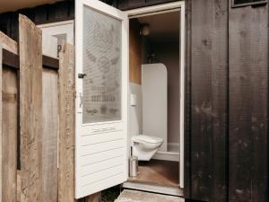 Tiny holiday home for 2 with picnic table