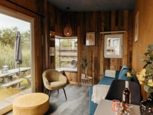 Tiny holiday home for 2 with picnic table