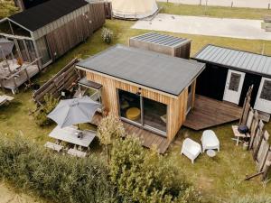 Tiny holiday home for 2 with picnic table