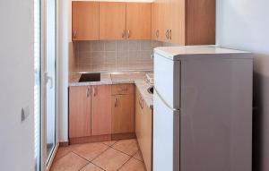 Cozy Apartment In Srima With Wifi 