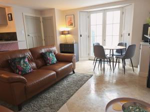 North Devon Luxe Gem for 4, 2 Ensuite Beds, Elegantly Renovated Sea Nearby