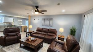 Elegant Spacious 3 Bedroom Home fenced back yard and Garage