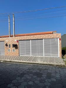 Casa de praia com piscina, churrasqueira, com 2 vagas de garagem