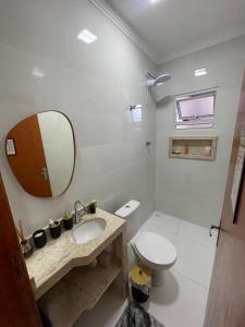 Casa de praia com piscina, churrasqueira, com 2 vagas de garagem