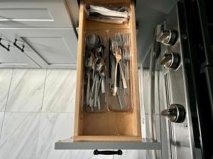 3 bedrooms in 2nd floor Modern Brooklyn home, Close to J train