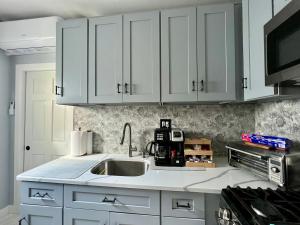 3 bedrooms in 2nd floor Modern Brooklyn home, Close to J train
