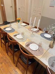 Spring of Seogyo 307, 5 minutes on foot from Hongik University Station