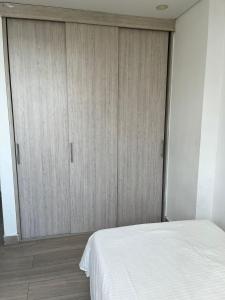 Habitación en central en apartamento familiar, 10 minutos de la playa