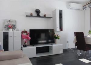 Next to NBU and Merto station, free parking