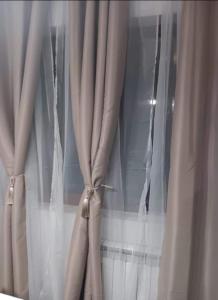 Escape 2 bed flat -NBU and Merto station, free parking