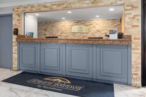 Howard Johnson by Wyndham Romulus Detroit Metro Airport