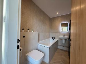 Modern 3 Bedroom house, short walk to train station and town centre, close to Manchester Airport and PLouise