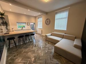 Modern 3 Bedroom house, short walk to train station and town centre, close to Manchester Airport and PLouise