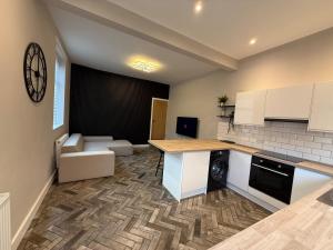 Modern 3 Bedroom house, short walk to train station and town centre, close to Manchester Airport and PLouise