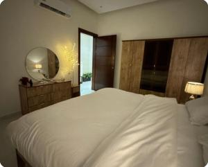 غرفه وصاله ومطبخ فندقي صغير هاديه