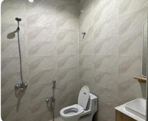 غرفه وصاله ومطبخ فندقي صغير هاديه