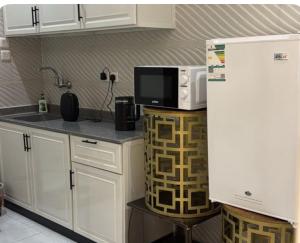 غرفه وصاله ومطبخ فندقي صغير هاديه