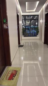 غرفه وصاله ومطبخ فندقي صغير هاديه