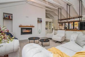 The Otters Oarsman Stanford Riverside Retreat