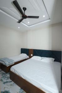 Hotel Shri Balaji Dham, Family Rooms Near Mathura Railway Station