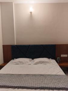 Hotel Shri Balaji Dham, Family Rooms Near Mathura Railway Station
