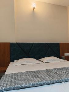 Hotel Shri Balaji Dham, Family Rooms Near Mathura Railway Station