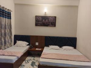 Hotel Shri Balaji Dham, Family Rooms Near Mathura Railway Station
