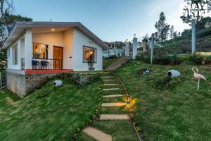 StayVista at Rustling Pine with Bonfire, BBQ & Lawn