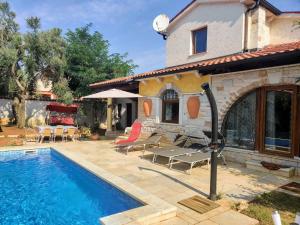 Holiday Home Sisan near Beach & Pool