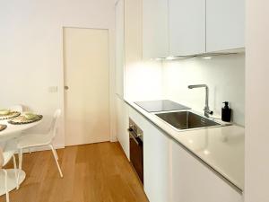 Modern City Centre Apartment near San Babila and Duomo