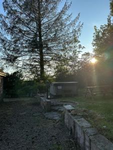 Country Cottage Sleeps 6 w Hot Tub & Dog-Friendly