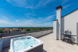 Penthouse Stella Marini with jacuzzi and sea view 2,5 km from sea