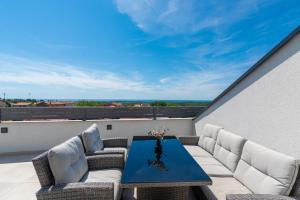 Penthouse Stella Marini with jacuzzi and sea view 2,5 km from sea