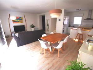 Appartement 90 m2 avec parking terrasse balcons, proche du port et plages