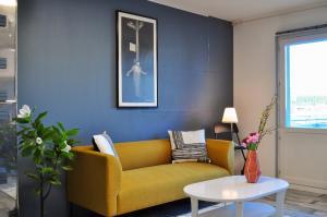 Arctic Retro Luxe - City Center One Bedroom Apartment