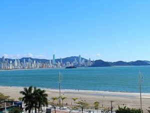 3 Suítes Linda Vista da Orla de BC a 50m da Praia