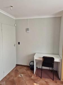 Bachelor Flat, Fiber Wifi, Close to UJ, Milpark