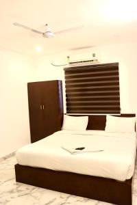 Hotel Rhythms Chennai near TradeCentre,Miot,DLF,L&T