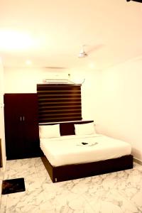 Hotel Rhythms Chennai near TradeCentre,Miot,DLF,L&T